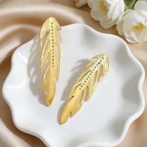 Elegant Stainless Steel Feather Brooch For Women Luxury 18K Gold Plated Rhinestone Inlaid Fashion Lapel Pin Jewelry Accessory