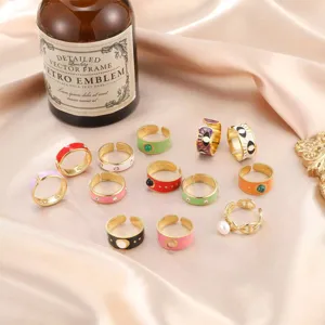 Kollektion von bunten Vintage Emaille-Ringen in verschiedenen böhmischen Designs.