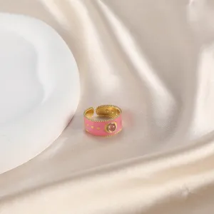 Vintage vergoldeter rosa Emaille-Ring im offenen Design auf edlem Seidenhintergrund