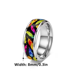 Detaillierte Ansicht der 8 mm Breite dieses Edelstahlrings mit Regenbogenfedern