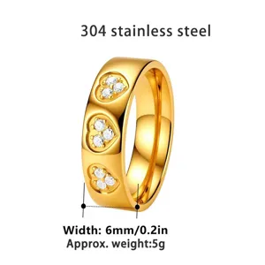 Nahaufnahme eines 6 mm großen goldfarbenen Edelstahlrings mit Kristall-Herzmustern