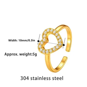 Detailansicht eines 18 Karat vergoldeten Edelstahl-Herzrings mit klaren Kristallen.