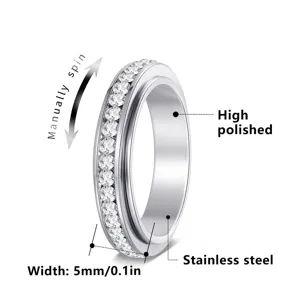 Detail eines Edelstahl-Spinner-Rings mit Zirkonia, 5mm breit, hochglanzpoliertes Design.