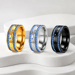 Detailansicht von drei Titanringen mit blauen Kristallen und Blumenmotiven
