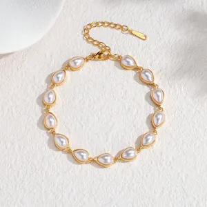 Détail d'un bracelet en acier inoxydable plaqué or 18k avec perles en forme de goutte