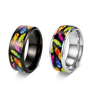 Hochwertige Ringe aus Edelstahl mit einem bunten Regenbogen-Federmuster-Design.