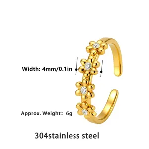 Detailansicht eines Goldblumenrings aus 304 Edelstahl mit klaren Kristalleinlagen