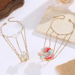 Detalle de las pulseras de dedo con flores 3D retro francesas en oro y pétalos de colores