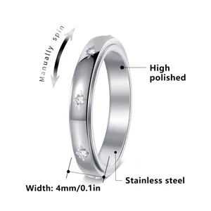 Nahaufnahme eines 4mm Spinner-Rings aus Edelstahl mit gravierten Sternkristallen, poliert.