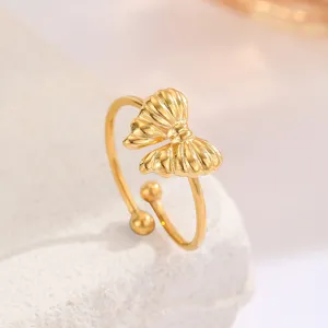 Detailansicht eines minimalistischen, 18 Karat vergoldeten Rings mit gefalteter Schleife.