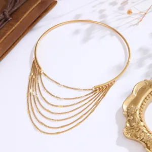 Dettaglio elegante bracciale da braccio aperto nappe multistrato oro 18k