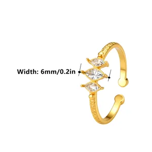 Detailansicht der 6 mm Breite eines goldenen Rings mit Markise-Kristallen für Damen.