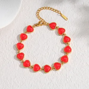 Détail d'un bracelet en acier inoxydable plaqué or 18 carats avec cœurs émaillés