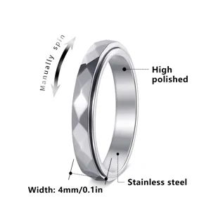 Nahaufnahme eines facettierten Edelstahl-Spinner-Rings mit 4 mm Breite und polierter Oberfläche