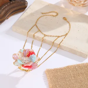 Detalle de una pulsera de anillo vintage de oro con una vibrante flor de esmalte en 3D
