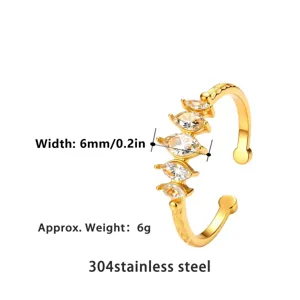 Detailansicht des vergoldeten Edelstahlrings mit funkelnden Marquise-Kristallen.