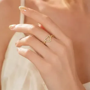 Detailansicht eines 18 Karat vergoldeten Herzrings aus Edelstahl mit Kristallen.