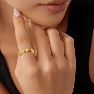 Detailaufnahme eines drehbaren Edelstahlrings mit sternförmig gefassten Zirkonia.