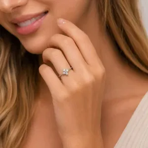 Detailansicht eines minimalistischen Edelstahlrings mit funkelndem Diamant-Kleeblatt-Motiv
