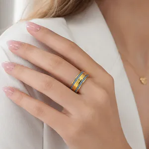 Eleganter vergoldeter Titanstahlring mit Gravur und zwei Reihen blauer Kristalle