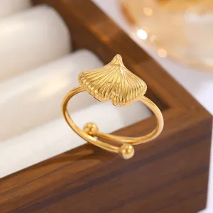 Detailaufnahme eines minimalistischen 18k vergoldeten Ginkgoblatt-Rings in Schmuckschatulle