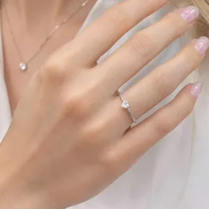 Detailansicht eines eleganten Edelstahlrings mit einem funkelnden herzförmigen Zirkonstein.