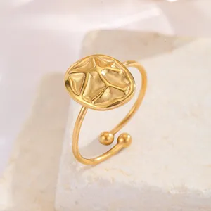 Makro-Detail eines 18K vergoldeten offenen Rings mit unregelmäßiger strukturierter Scheibe