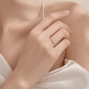 Eleganter 18 Karat vergoldeter Marquise-Steinring an der Hand des Models für einen edlen Look