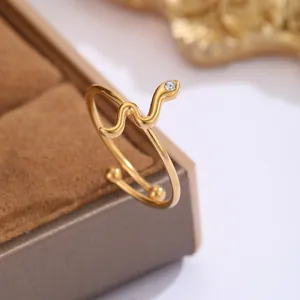 Detailansicht eines minimalistischen 18k vergoldeten Schlangenrings, verstellbar Design