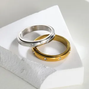 Nahaufnahme von gold- und silbernen Spinner-Ringen aus Edelstahl mit Strasssteinen