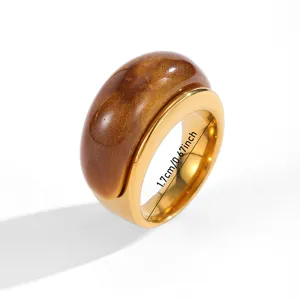 Detailansicht eines Vintage-Bernsteinrings mit 1,7 cm Innendurchmesser-Messung.