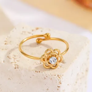 Detailansicht eines eleganten goldenen Blumenrings mit einem funkelnden Kristall