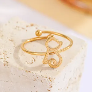 Detaillierte Nahaufnahme des minimalistischen offenen Katzenrings aus 18 Karat Gold auf Stein