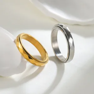 Nahaufnahme facettierter gold- und silberfarbener Edelstahl-Spinner-Ringe gegen Angst