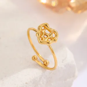 Nahaufnahme eines minimalistischen 18k vergoldeten Rings mit unregelmäßigem Herzdesign