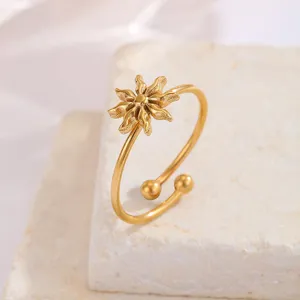 Detailansicht eines 18k Gold Sonnenblumen-Rings auf einer strukturierten Basis.