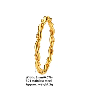 Detail des doppellagigen gedrehten Drahtrings aus 304 Edelstahl in eleganter Goldoptik