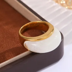 Nahaufnahme eines Vintage-Rings aus goldenem Edelstahl mit weißem Marmor-Inlay