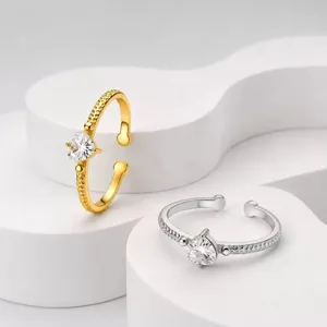 Detailaufnahme von offenen Ringen mit herzförmigen Kristallen in Gold- und Silberoptik