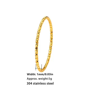 Detailansicht eines 1 mm goldfarbenen Edelstahlrings mit einer markanten gehämmerten Textur.