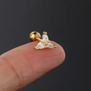 Detailopname van een peervormige zirkoon oorknopje met gouden schroefsluiting op vinger
