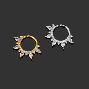 Gedetailleerde weergave van zilveren en gouden septum clickers met peervormige zirkonia