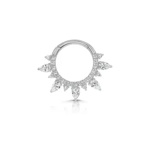 Detailopname van een zilveren piercing ring met peergeslepen zirkonia steentjes.
