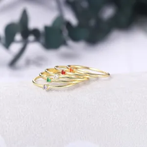 Anillos de piedra de nacimiento chapados en oro con circonitas de colores apilables