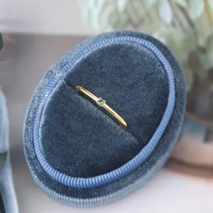 Anillo fino minimalista chapado en oro con circón azul claro para mujer