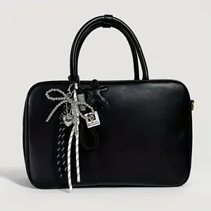 Borsa a mano nera con fiocco di perline e ciondoli a stella per il vostro stile chic.