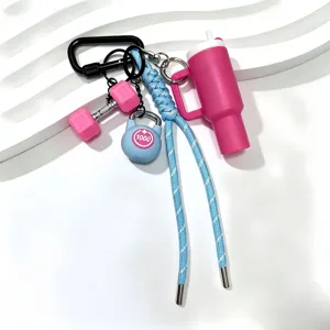 Mini porte-clés de sport fitness avec haltère kettlebell mignon et petite tasse rose.
