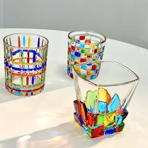 Dettaglio tazza da whisky in vetro artistico dipinto a mano, stoviglie dal design creativo.