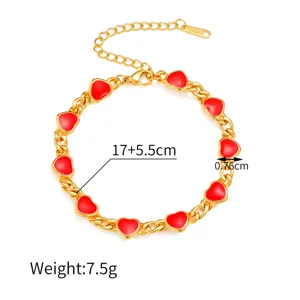 Vista dettagliata del bracciale a cuore rosso placcato oro con lunghezza 17+5,5cm e peso 7,5g