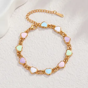 Bracciale in acciaio inossidabile dorato con ciondoli a cuore in smalto colorato su sfondo bianco